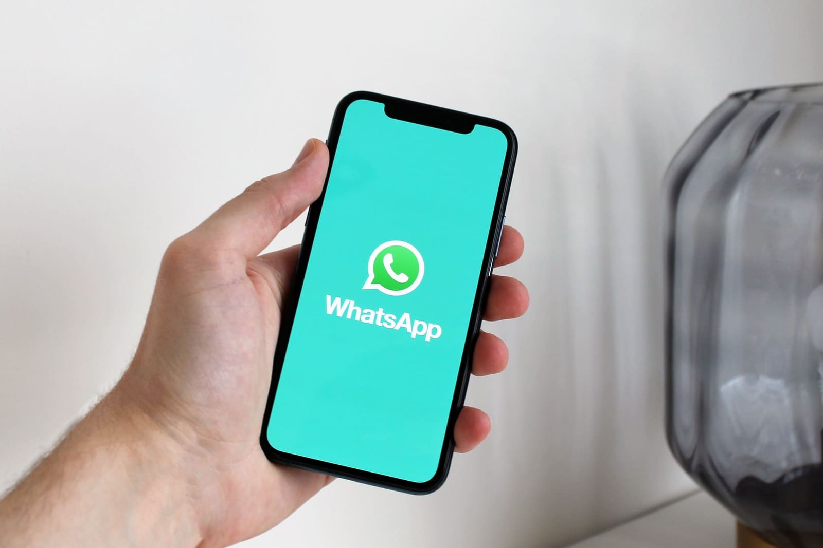 Móvil con WhatsApp abierto